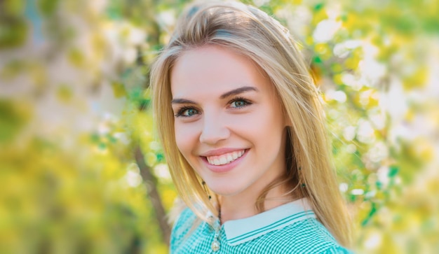 Rostro de mujer de primavera para banner linda joven primavera mujer niña con fondo de flor sonriente verano fem