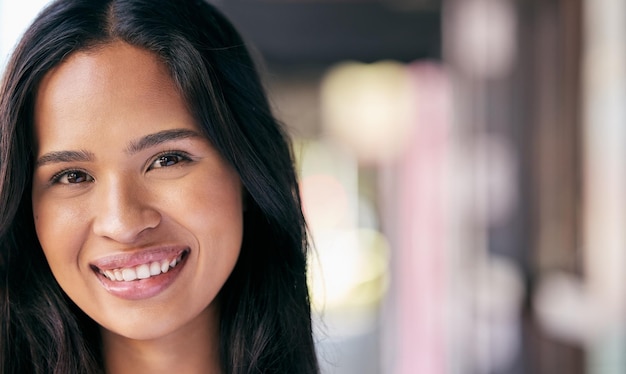 Rostro de mujer y sonrisa con espacio libre para marketing y publicidad de cosméticos de maquillaje y felicidad con una mentalidad positiva Retrato de una mujer feliz de Francia con un brillo natural en la piel