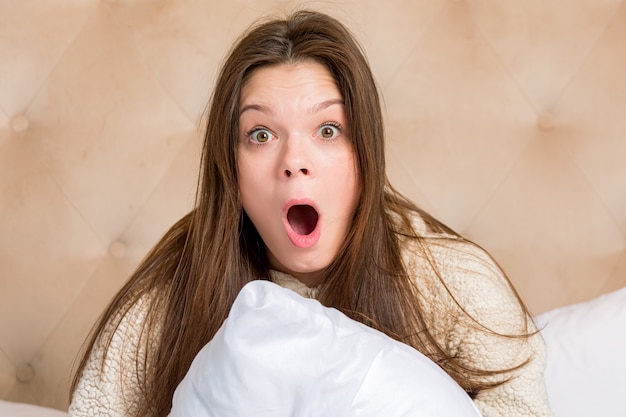 Foto rostro de mujer sorprendida, ojos de gran expresión