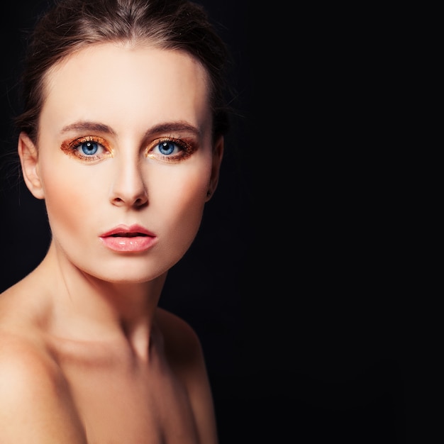 Rostro perfecto sobre fondo negro. Bella mujer con piel clara