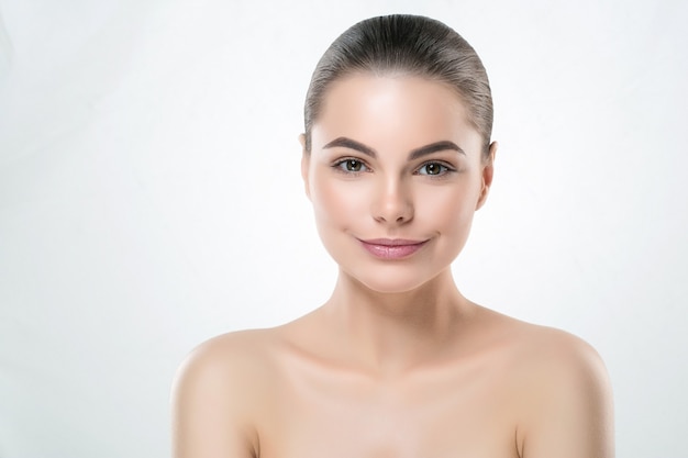 Rostro de piel de mujer, retrato femenino hermoso cuidado de la piel sana, rostro limpio sin maquillaje, modelo de belleza joven de maquillaje natural aislado en blanco. Tiro del estudio.