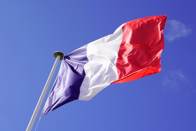 Rot-blau-weiße französische Flagge am Sommerhimmel