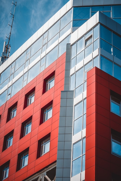 Rot-blaue Fassade von städtischen Gebäuden. An einem strahlend sonnigen Tag mit blauem Himmel