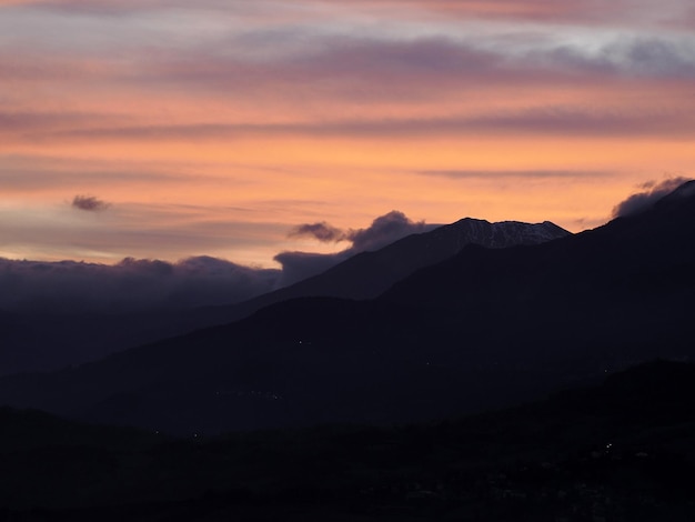 rot Blick auf das Tal rund um den Bismantova-Stein eine Felsformation im toskanisch-emilianischen Apennin (Italien) bei Sonnenuntergang