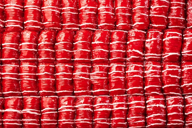 Rot gefärbtes türkisches Dessert Baklava in Reihen platziert