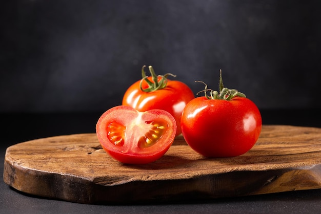 Rot geschnittene Tomate auf einem Holzbrett.