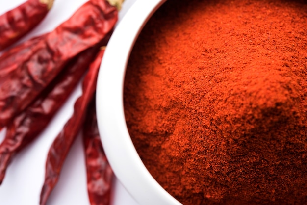 Rot getrockneter Mirchi Mirch oder Chilly Powder in einer Schüssel über stimmungsvollem Hintergrund, selektiver Fokus