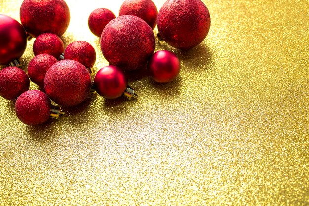 Rot glänzender Glitzerball auf goldenem Grund