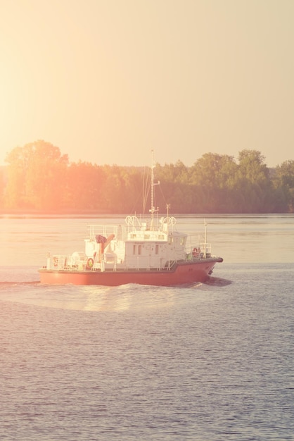 Rot-weißer Fischtrawler oder Boot flott Sonnig getönt