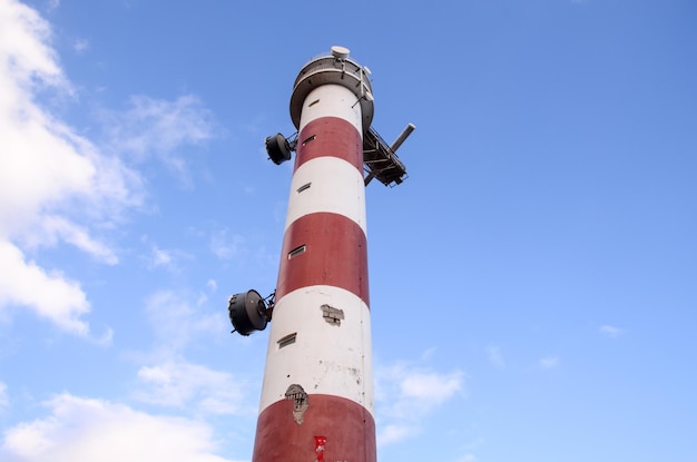 Rot-weißer Leuchtturm im Süden Teneriffas Kanarische Inseln