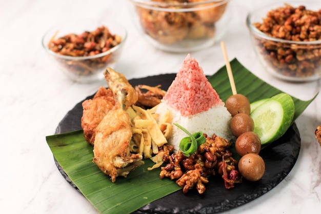 Rot-weißer Mini-Tumpeng zum indonesischen Unabhängigkeitstag