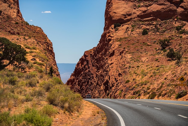 Rota 66. Estrada cênica vazia no Arizona, EUA. Paisagem com pedras, estrada contra o alto rochoso. montanhas.