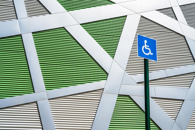 Foto rota de estacionamento para pessoas com deficiência em uma parede geométrica