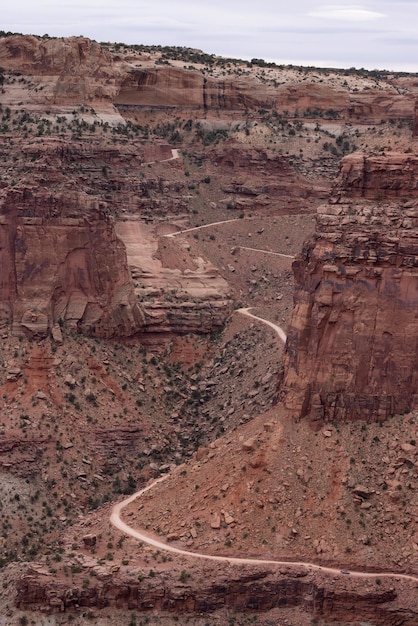 Rota de terra no canyon do deserto com paisagem americana cênica e montanhas de rocha vermelha