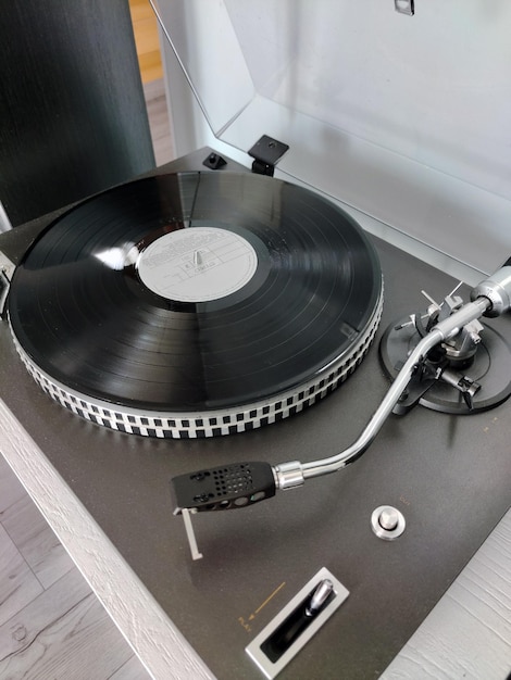 Rotary-Vinyl-Plattenspieler. Retro-Audiogeräte für Discjockeys. DJ-Sound-Technologie zum Mischen