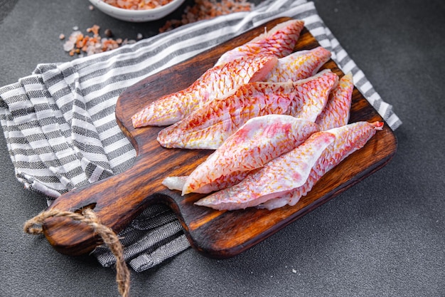 Rotbarbenfilet, Meeresfrüchte, tropischer Fisch, Snack, Mahlzeit, Snack auf dem Tisch, Kopienraum, Essen