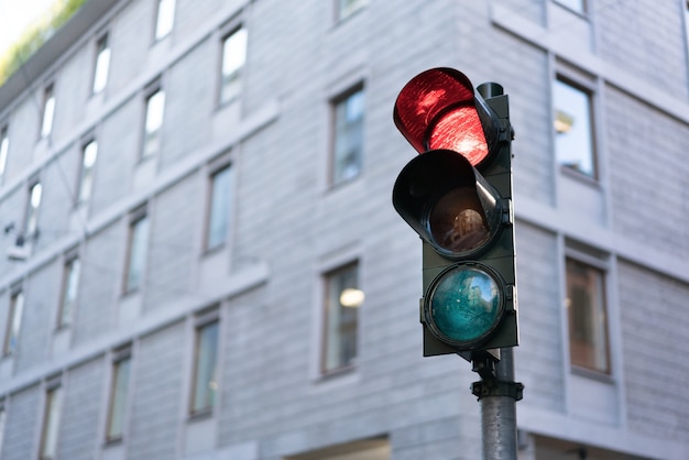 Foto rote ampel herein in die stadt mit beschneidungspfad- und kopienraum