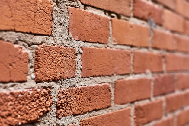 Rote Backsteinmauer mit Zement