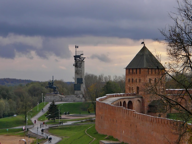 Rote Backsteinmauern und Türme der Detinets-Festung Nowgoroder Kreml Weliki Nowgorod
