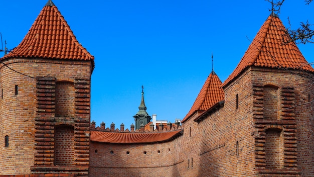 Rote Backsteinmauern und Türme von Warschau Barbican Polen