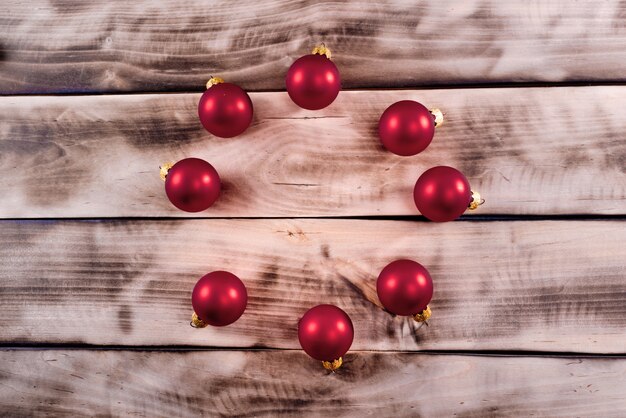 Rote Bälle auf einem Holz