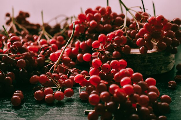 Rote beeren auf einem dunklen holztisch platz zum schreiben