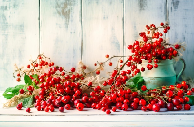 Rote Beeren auf weißem Holzhintergrund