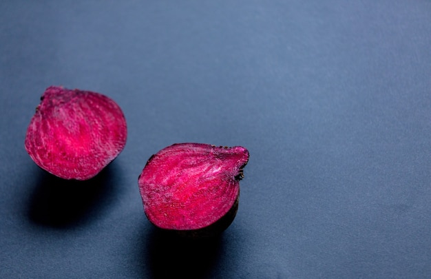 Rote Beete auf grauem Hintergrund schneiden. Ansicht von oben