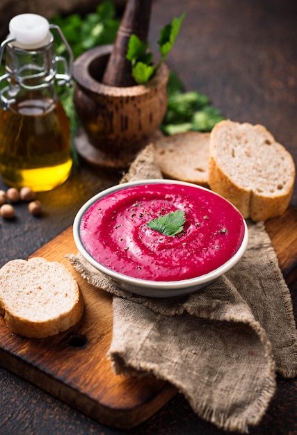 Rote Beete Hummus. Gesunder veganer Aperitif