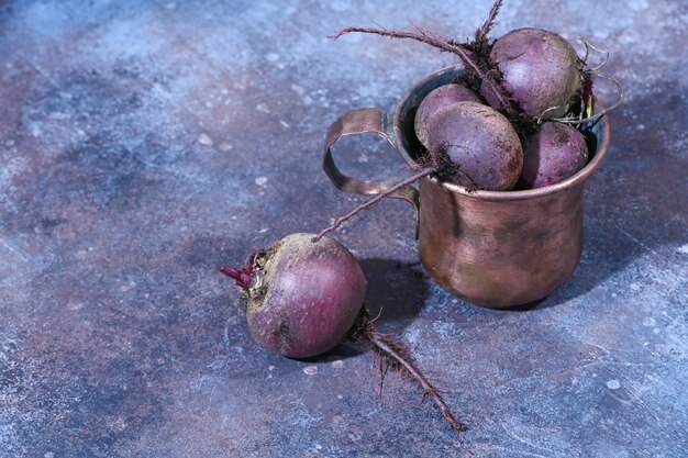 Rote Beete in Kupfertasse