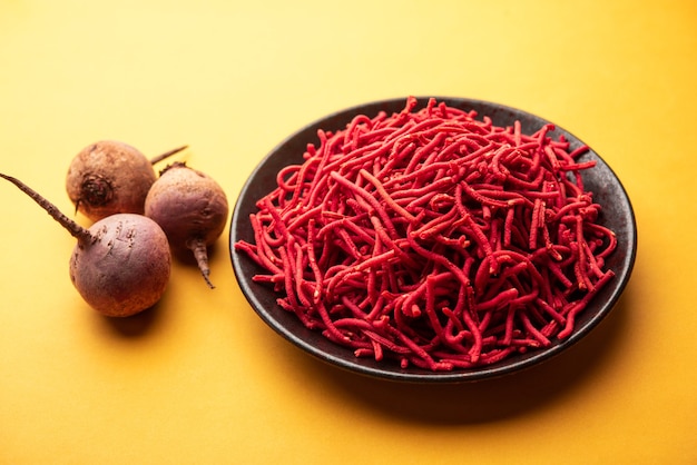 Rote Beete Sev oder gebratene Nudeln ist ein buntes und gesundes Namkeen-Rezept aus Indien