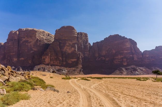 Rote Berge der Wadi Rum-Wüste in Jordanien.