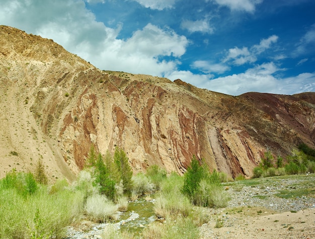 Rote Berge im Kyzyl-Chin-Tal des Chagan-Uzun-Flusses