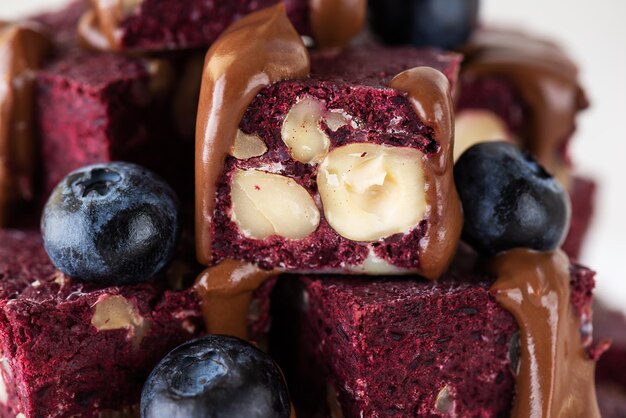 Rote-Bete-Browniestücke mit Blaubeeren, Nüssen und Schokolade