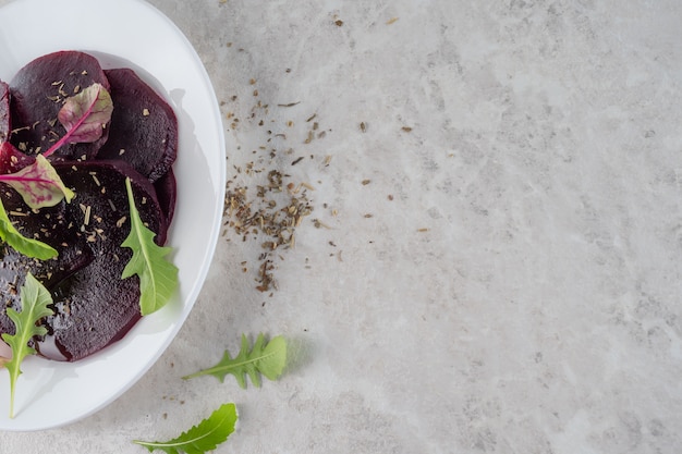 Rote-Bete-Carpaccio, ein gesundes Lebensmittelkonzept. Ein schöner Salat. Kopieren Sie Platz.