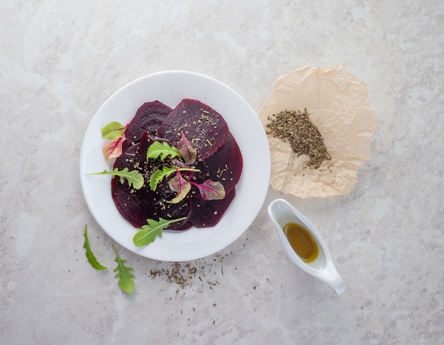 Rote-Bete-Carpaccio, ein gesundes Lebensmittelkonzept. Ein schöner Salat. Kopieren Sie Platz.