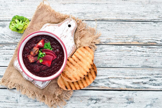 Rote-Bete-Creme-Suppe in einer Schüssel mit Toastbrot Diätkost Draufsicht Freier Kopierplatz