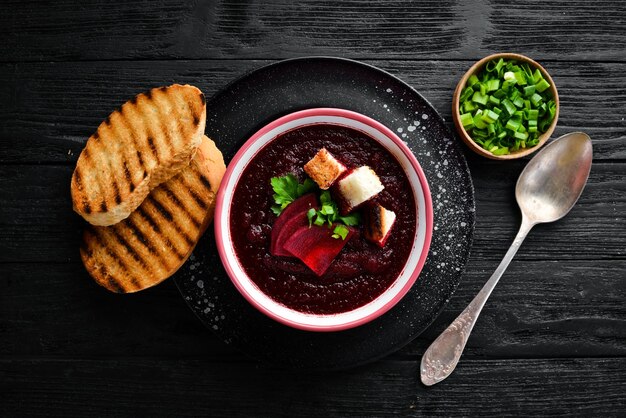 Rote-Bete-Creme-Suppe in einer Schüssel mit Toastbrot Diätkost Draufsicht Freier Kopierplatz