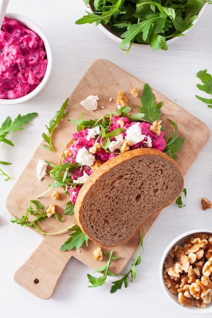 Rote-Bete-Feta-Käse-Sandwich mit Walnüssen und Rucola