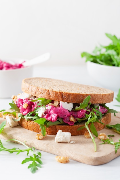 Rote-Bete-Feta-Käse-Sandwich mit Walnüssen und Rucola