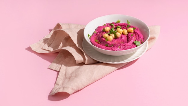 Rote-Bete-Hummus auf rosa Hintergrund