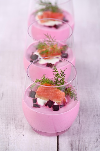 Rote-Bete-Meerrettich-Mousse mit Lachs