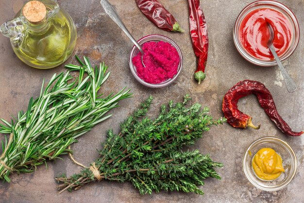 Rote-Bete-Meerrettich-Senf-Tomatensauce in Glasschalen