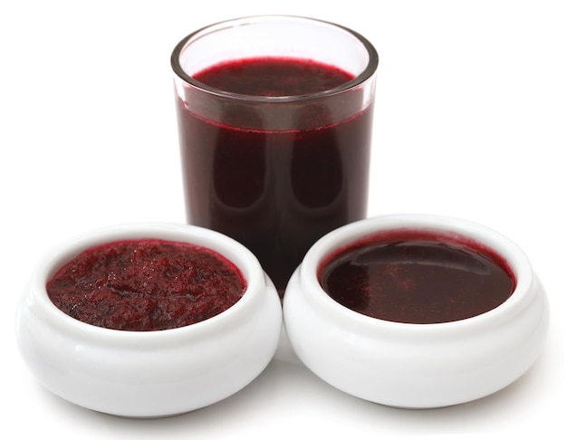 Rote Bete mit Saft im Glas