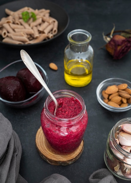 Rote-Bete-Pesto mit Knoblauch-Zitrone-Basilikum-Mandel-Tahini und Salz Leckeres hausgemachtes Rote-Bete-Pesto