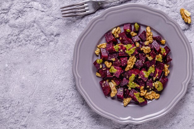 Rote-Bete-Pesto-Sauce und Walnusssalat Draufsicht