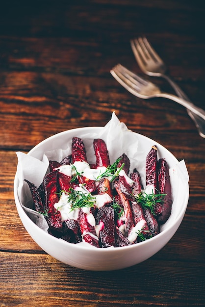 Rote-Bete-Pommes aus dem Ofen mit Sauerrahm und Dill