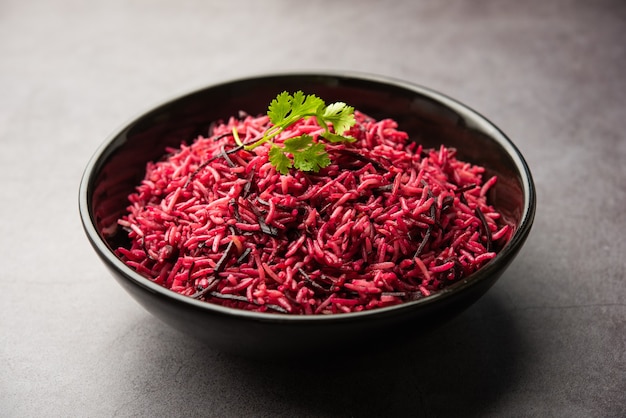 Rote-Bete-Reis oder Pulao oder Pulav serviert in einer Schüssel oder Karahi, selektiver Fokus. Indisches Essen