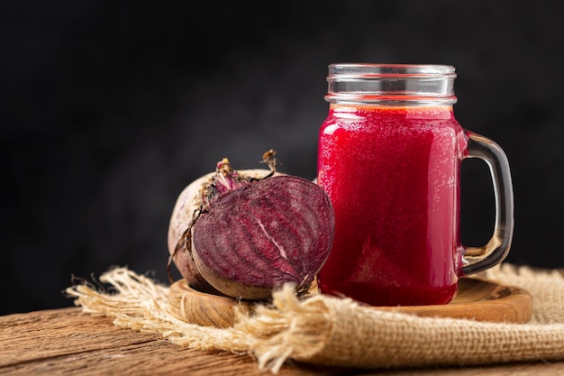 Rote-Bete-Saft in einer Glastasse auf dem Holztisch