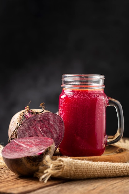 Rote-Bete-Saft in einer Glastasse auf dem Holztisch